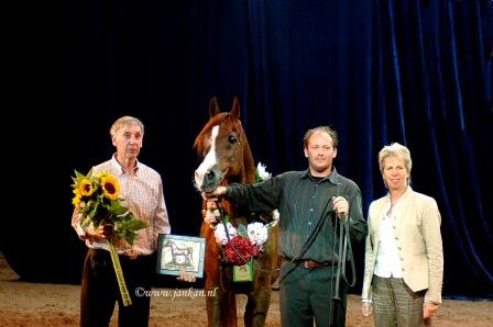 Owner Mr. Mokveld with WAHO Trophy; Amal; Trainer Mr. Chris van Schalkwijk & Mrs. Hannie Wehkamp, President of the AVS. (Photo copyright Jan Kan)