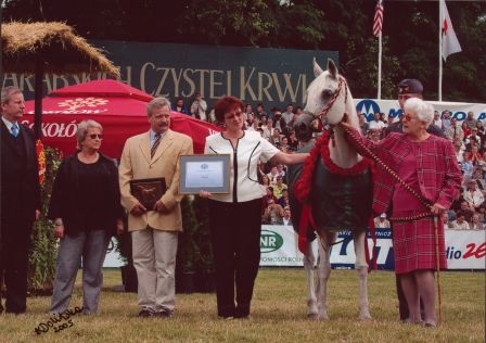 L-R: Mr. Jerzy Budny, President of Polish Jockey Club; Mrs. Krystyna Karaszewska, Registrar of PASB; Dr. Marek Trela, Director of Janów Podlaski State Stud; Ms. Anna Stefaniuk, Breeding Manager at Janów Podlaski State Stud; Etruria; Mrs. Izabella Pawelec-Zawadzka, WAHO Executive Committee Member.