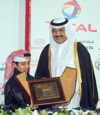 The 2005 WAHO Trophy being presented to Mugadir's owner, Sheikh Tamim bin Abdulla Al Thani by his father - and breeder of Mugadir - HH Sheikh Abdulla bin Khalifa Al Thani.