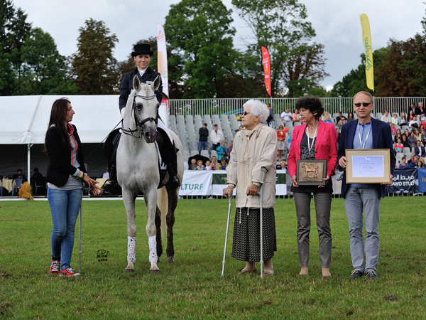  L-R: Agnieszka Woźniak, Kaja Dembińska on Echo Apollo, Mrs.  Izabella Pawelec-Zawazdka, Mrs. Ewa Poszepczyńska and Mr. Krzysztof Poszepczyński of Chrcynno Palace Stud, the breeders of Echo Apollo