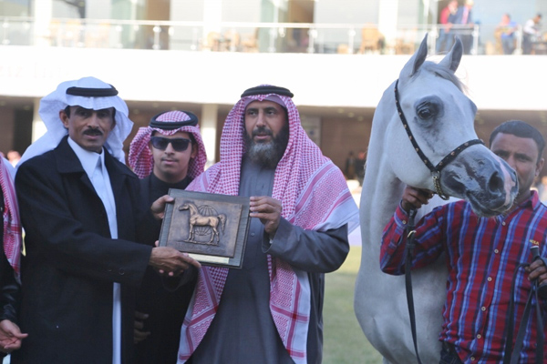 Eng. Abdulaziz Al Ghamlas (Deputy Supervisor General of KAAHC) presenting the WAHO Trophy to owner/breeder Mr. Abdullah bin Fahed Al Haqbani (Al Tinhat Stud) 