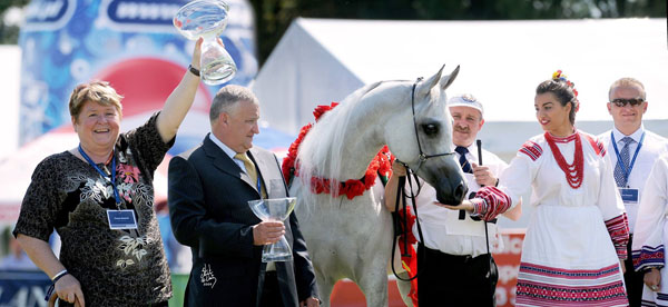 Emandoria with Urszula and Jerzy Bialobok on the occasion of winning the Polish National Champion Mare title in 2009.  Photo: Stuart Vesty